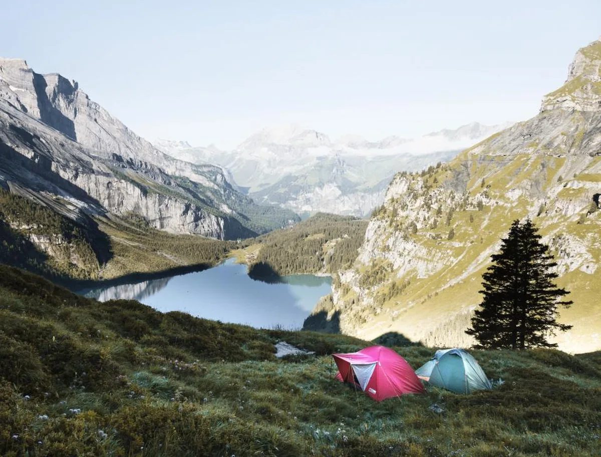 Barracas de camping na montanha com lago ao fundo — botijão P5 portátil para acampamento