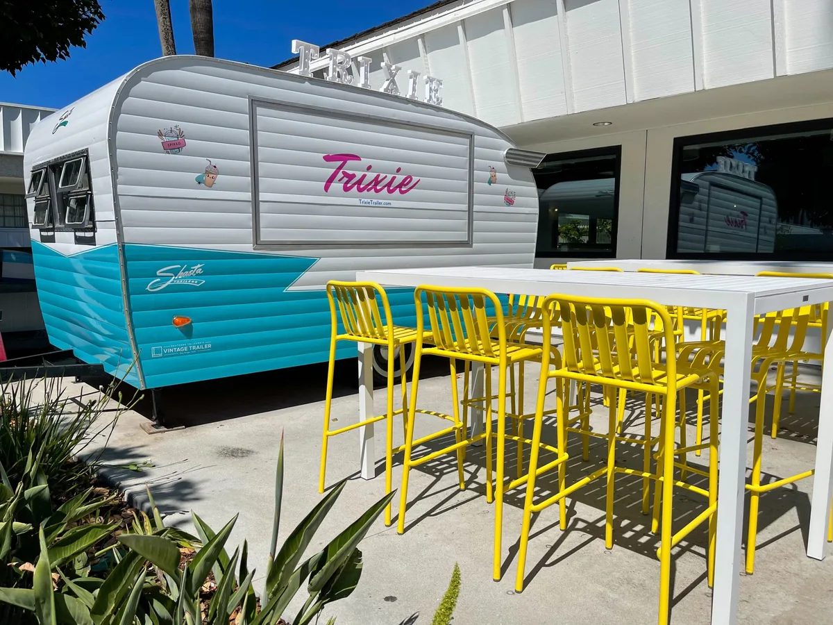 Trailer food truck vintage com mesas — botijão P5 portátil para comércio ambulante em Campo Grande